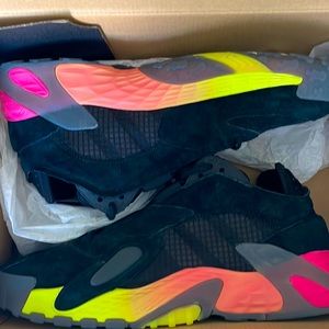 Adidas Mid. Size 9 1/5. Good Condition. 9/10 Condition.